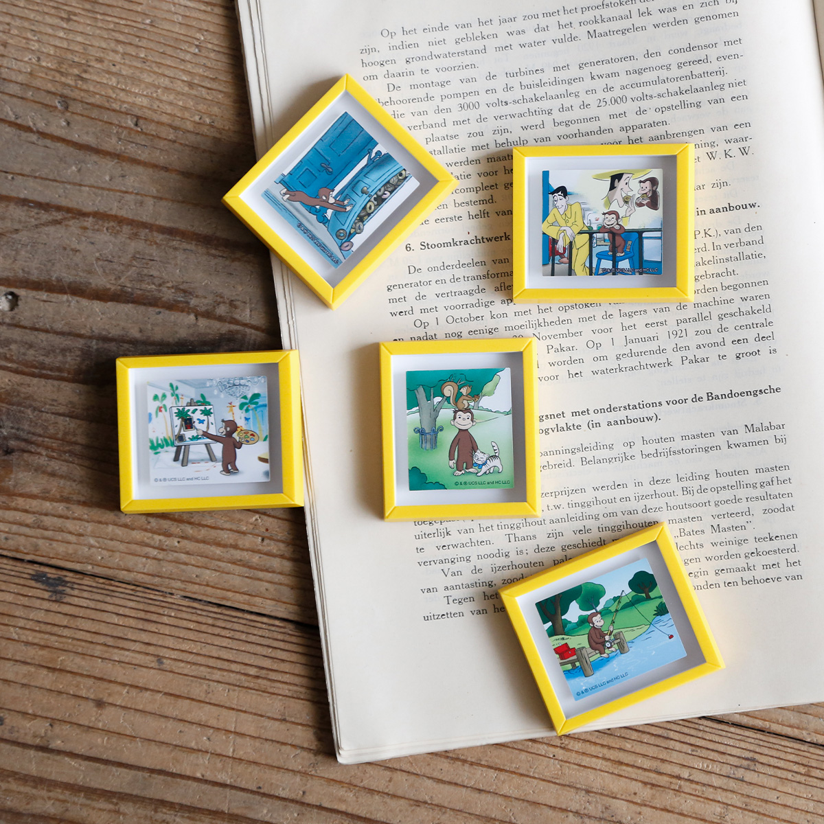 おさるのコロンブス マグネットオブジェクトと文字。78個のフォームマグネットセット 52枚の写真と26個のアルファベットの大文字マグネットを含む A- おさるのコロンブス マグネットオブジェクトと文字。78個のフォーム